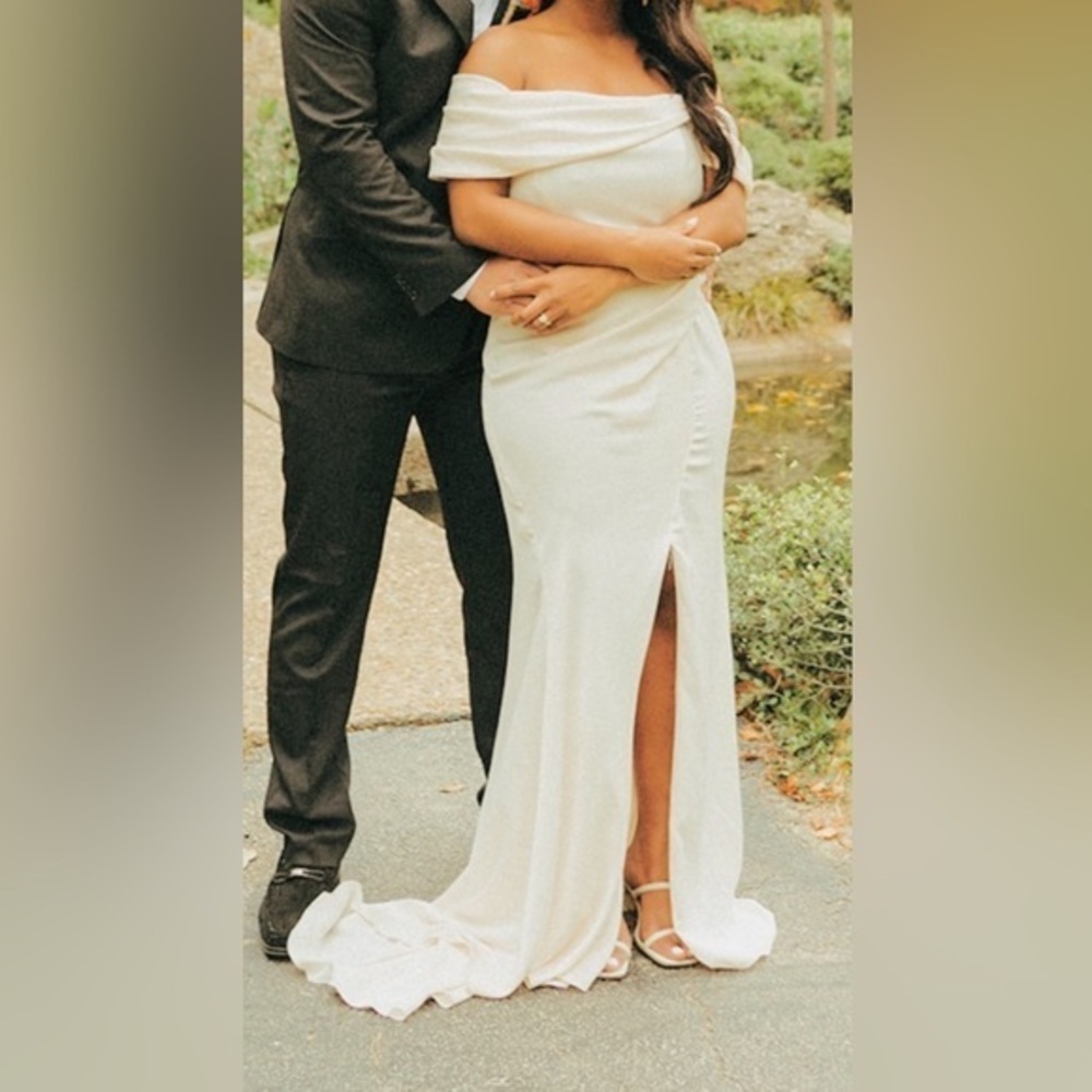 Custom simple modern wedding dress - Picture 1 of 5